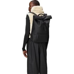 Rains Rolltop Rucksack W3 Noir -Pédale Libre main 13320 black women 1 27b0