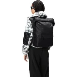 Rains Trail Rolltop Backpack W3 Noir -Pédale Libre main 14320 black women 1 68b6