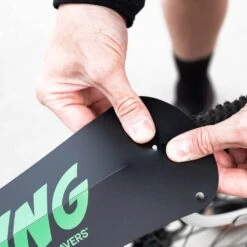 Ass Saver Garde-boue Win Wings Version Gravel Noir -Pédale Libre main Ass Savers Win Wing Gravel center angle hole 900x 42d7