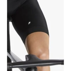 Assos EQUIPE R Bib Shorts S9 Black Series Homme Noir -Pédale Libre main Capture d cran 2023 03 02 14.21.03 7dde