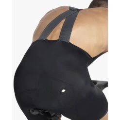 Assos EQUIPE R Bib Shorts S9 Black Series Homme Noir -Pédale Libre main Capture d cran 2023 03 02 14.21.16 b2e2