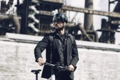 HJC CALIDO PLUS VISIERE METAL BLACK Noir Brillant -Pédale Libre main dsc7675 1200x800 1 7c8d